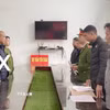 Cơ quan Cảnh sát điều tra, Công an tỉnh Sơn La thực hiện quyết định khởi tố vụ án hình sự và lệnh giữ người, bắt người bị giữ trong trường hợp khẩn cấp đối với Nguyễn Đình Hùng (dấu X) lái xe khách trong vụ tai nạn làm 6 người chết. (Ảnh: TTXVN phát)