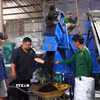 Hợp tác xã Dịch vụ nông nghiệp Hòa Long (xã Hòa Long, tỉnh Đồng Tháp) sản xuất phân hữu cơ từ rơm mục. (Ảnh: Nhựt An/TTXVN)