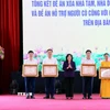 Trao Bằng khen của Thủ tướng Chính phủ cho các tập thể, cá nhân có thành tích xuất sắc trong phong trào thi đua “Cả nước chung tay xóa nhà tạm, nhà dột nát trong năm 2025”. (Ảnh: Thế Duyệt/TTXVN)