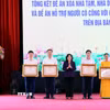 Trao Bằng khen của Thủ tướng Chính phủ cho các tập thể, cá nhân có thành tích xuất sắc trong phong trào thi đua “Cả nước chung tay xóa nhà tạm, nhà dột nát trong năm 2025”. (Ảnh: Thế Duyệt/TTXVN)