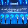 Lãnh đạo thành phố Cần Thơ và Tập đoàn Bestway thực hiện nghi thức đặt tay khởi động dự án. (Ảnh: Thanh Liêm/TTXVN)