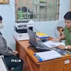 Công an phường Vĩnh Tế, tỉnh An Giang làm việc với chị O. (Ảnh: TTXVN phát)