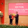 Đồng chí Nguyễn Duy Ngọc, Ủy viên Bộ Chính trị, Bí thư Trung ương Đảng, Trưởng ban Tổ chức Trung ương trao quyết định cho đồng chí Phạm Quang Ngọc, Bí thư Tỉnh ủy Hưng Yên, nhiệm kỳ 2025-2030. (Ảnh: Đinh Văn Nhiều/TTXVN)
