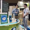 Giới thiệu sản phẩm tại chuỗi triển lãm quốc tế chuyên ngành công nghệ bao bì, đồ uống, nhựa và cao su. (Ảnh: Mỹ Phương/TTXVN)