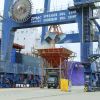 Bốc xếp hàng hóa ở Cảng Container quốc tế Cái Lân (Quảng Ninh). (Ảnh: TTXVN phát)