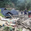 Lực lượng chức năng nỗ lực tìm kiếm các nạn nhân mất tích. (Ảnh: Xuân Tư/TTXVN)