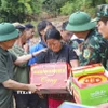 Phó Thủ tướng Trần Hồng Hà đến hiện trường chỉ đạo khắc phục hậu quả và trao quà, động viên người dân vùng lũ sớm ổn định cuộc sống. (Ảnh: Xuân Tư/TTXVN)