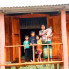 Người dân bản Dốc Mây (xã Trường Sơn, huyện Quảng Ninh, Quảng Bình) vui mừng đón Tết trong ngôi nhà mới Đại đoàn kết. (Ảnh: Tá Chuyên/TTXVN)