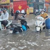 Quanh khu vực Khu đô thị Tân tây Đô, xã Ô Diên, vẫn trong tình trạng ngập nặng. (Ảnh: Văn Điệp/TTXVN)