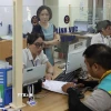 Cán bộ, công chức tận tình giải đáp thắc mắc, hỗ trợ giải quyết hồ sơ cho nhân dân tại Điểm phục vụ Hành chính công Hai Bà Trưng, Hà Nội. (Ảnh: Vũ Quang/TTXVN)