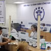 Người dân được cán bộ, công chức hỗ trợ giải quyết hồ sơ tại Điểm phục vụ Hành chính công phường Hai Bà Trưng (Hà Nội). (Ảnh: Vũ Quang/TTXVN)