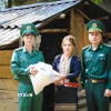 Cán bộ, chiến sỹ Đồn Biên phòng Mường Mươn (Điện Biên) trao tặng gạo cho gia đình đồng bào Khơ Mú có hoàn cảnh khó khăn. (Ảnh: Xuân Tư/TTXVN)