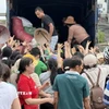 Người dân vùng lũ tỉnh Đắk Lắk nhận hàng cứu trợ. (Ảnh: Tường Quân/TTXVN)