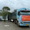 Gạo cứu trợ được vận chuyển đến các địa phương chịu thiệt hại nặng nề do lũ lụt tại Đắk Lắk. (Ảnh: TTXVN phát)