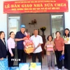 Lãnh đạo Ủy ban Mặt trận Tổ quốc Việt Nam tỉnh Ninh Thuận dự bàn giao nhà xây mới và tặng quà cho người dân ở phường Văn Hải, thành phố Phan Rang-Tháp Chàm. (Ảnh: Công Thử/TTXVN)