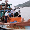 Chủ phương tiện tàu cá ký cam kết không vi phạm khai thác IUU. (Ảnh: TTXVN phát)