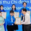 Nhà báo Võ Mạnh Hùng, Bí thư Chi đoàn Báo Điện tử VietnamPlus của TTXVN nhận danh hiệu Nhà báo trẻ tiêu biểu năm 2025. (Ảnh: Hoài Nam/Vietnam+)