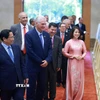 Thủ tướng Phạm Minh Chính và Bí thư thứ nhất, Chủ tịch Cuba Miguel Díaz-Canel Bermúdez tham quan trưng bày ảnh về quan hệ hợp tác giữa hai nước do TTXVN thực hiện. (Ảnh: Dương Giang/TTXVN)