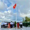 Quang cảnh Lễ thượng cờ trên đảo Cô Tô. (Ảnh: TTXVN phát)