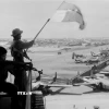 Sáng sớm ngày 30/4/1975, từ khắp các hướng quân đội ta ào ạt tiến vào Sài Gòn. Quân ta nhanh chóng chiếm được Bộ tư lệnh không quân và Bộ tư lệnh sư đoàn dù của địch làm chủ sân bay Tân Sơn Nhất. Trong ảnh: Cờ giải phóng tung bay trên sân bay Tân Sơn Nhất, ngày 30/4/1975. (Ảnh: Quang Thành/TTXVN)