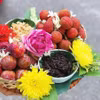 Trên mâm cúng Tết Đoan Ngọ của nhiều gia đình thường không thể thiếu mận, vải, cơm rượu nếp, bánh tro.