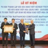 Thay mặt lãnh đạo Đảng, Nhà nước, đồng chí Đỗ Văn Chiến, Ủy viên Bộ Chính trị, Bí thư Trung ương Đảng, Chủ tịch Ủy ban Trung ương Mặt trận Tổ quốc Việt Nam trao Bằng khen của Thủ tướng Chính phủ cho Hội Hữu nghị Việt Nam-Liên Bang Nga. (Nguồn: Báo Chính phủ)
