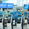 Các quầy check-in tự động được đặt tại nhà ga T2 Nội Bài. (Ảnh: Quốc Khánh/TTXVN)