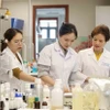 Thạc sỹ, dược sỹ Nguyễn Thị Hương Liên, Phó tổng giám đốc Công ty cổ phần Sao Thái Dương đã nghiên cứu, cho ra đời 14 sáng chế và giải pháp hữu ích kết hợp thảo dược thiên nhiên với các công nghệ và kỹ thuật hiện đại của thế giới, tiên phong xuất khẩu các sản phẩm thảo dược tới các thị trường khó tính như Mỹ, EU, UK. (Ảnh: Phương Hoa/TTXVN)