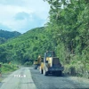 Thi công sửa chữa đường Hồ Chí Minh nhánh Tây đoạn qua huyện Đakrông (Quảng Trị). (Ảnh: Nguyên Lý/TTXVN)