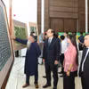 Các đại biểu tham quan hệ thống tư liệu về ma nhai núi Non Nước tại tọa đàm. (Ảnh: Đức Phương/TTXVN)
