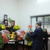 Tổng Bí thư Tô Lâm thắp hương tưởng niệm Tổng Bí thư Nguyễn Phú Trọng. (Ảnh: Thống Nhất/TTXVN)