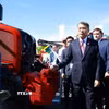 Thủ tướng Lê Minh Hưng tham quan trưng bày phương tiện công nghệ cao tại Triển lãm tiềm năng kinh tế-xã hội Tatarstan. (Ảnh: Dương Giang/TTXVN)