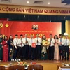 Đồng chí Ngô Văn Cương, Phó Bí thư Đảng ủy Mặt trận Tổ quốc, các đoàn thể Trung ương trao Quyết định Chỉ định và tặng hoa chúc mừng Ban Chấp hành Đảng bộ Trung ương Hội Nông dân Việt Nam ra mắt Đại hội. (Ảnh: Ngọc Bích/TTXVN)