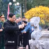 Thủ tướng Phạm Minh Chính dâng hương tưởng nhớ Chủ tịch Hồ Chí Minh tại Khu Di tích Quốc gia đặc biệt địa điểm chiến thắng Chiến dịch biên giới 1950 tại xã Đức Long, huyện Thạch An (Cao Bằng). (Ảnh: Dương Giang/TTXVN)