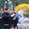 Thủ tướng Phạm Minh Chính dâng hương tưởng nhớ Chủ tịch Hồ Chí Minh tại Khu Di tích Quốc gia đặc biệt địa điểm chiến thắng Chiến dịch biên giới 1950 tại xã Đức Long, huyện Thạch An (Cao Bằng). (Ảnh: Dương Giang/TTXVN)