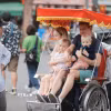 Du khách quốc tế tham quan Hà Nội bằng xích lô. (Ảnh: Minh Quyết/TTXVN)