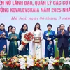 Thủ tướng Phạm Minh Chính trao Giải thưởng Kovalevskaia năm 2025 cho Tập thể các nhà khoa học nữ với cụm công trình "Ứng dụng xúc tác sinh học nâng cao giá trị nông sản Việt" thuộc Khoa kỹ thuật Thực phẩm, Trường Hóa và Khoa học sự sống, Đại học Bách khoa Hà Nội. (Ảnh: Dương Giang/TTXVN)