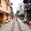 Quán càphê mọc san sát hai bên đường tàu - một đoạn đường nằm dọc hai bên tuyến đường sắt từ ga Hà Nội đến ga Long Biên, chạy cắt qua đường Lê Duẩn-Trần Phú-Cửa Đông và Phùng Hưng (quận Hoàn Kiếm, Hà Nội). (Ảnh: Tuấn Anh/TTXVN)