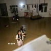 Khu nhà trọ ở phường Phan Đình Phùng ngập nước. (Ảnh: Thắng Trung/TTXVN)