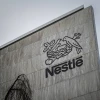 Biểu tượng Nestle tại trụ sở tập đoàn ở Vevey, Thụy Sĩ. (Ảnh: Getty Images/TTXVN)