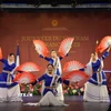 Tiết mục nghệ thuật múa và dân ca 3 miền tại Ngày văn hóa Việt Nam tại Pháp. (Ảnh: Nguyễn Ngọc Hiệp/TTXVN)