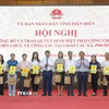 Lãnh đạo tỉnh Điện Biên trao Quyết định và tặng quà các công chức, viên chức biệt phái về cấp xã. (Ảnh: Xuân Tư/TTXVN)