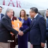 Chủ tịch Ủy ban Nhân dân thành phố Hà Nội Trần Sỹ Thanh đón Tổng Thư ký Liên hợp quốc António Guterres tại sân bay quốc tế Nội Bài. (Ảnh: An Đăng/TTXVN)