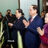 Chủ tịch Quốc hội Trần Thanh Mẫn và các đồng chí lãnh đạo Quốc hội dâng hương tưởng niệm Chủ tịch Hồ Chí Minh tại Nhà 67. (Ảnh: Doãn Tấn/TTXVN)