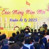 Thủ tướng Phạm Minh Chính chúc mừng năm mới Ất Tỵ ngành ngân hàng. (Ảnh: Dương Giang/TTXVN)