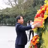 Bí thư Thành ủy Hà Nội Trần Đức Thắng dâng hoa tưởng nhớ Vladimir Ilyich Lenin. (Ảnh: Văn Điệp/TTXVN)