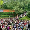 Du khách đổ về Khu Di tích Lịch sử Quốc gia đặc biệt Đền Hùng trong Lễ hội Đền Hùng (Phú Thọ). (Ảnh: Tạ Toàn/TTXVN)