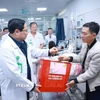 Thủ tướng Phạm Minh Chính thăm, chúc Tết, tặng quà cho bệnh nhân đang điều trị tại Bệnh viện hữu nghị Việt Đức. (Ảnh: Dương Giang/TTXVN)
