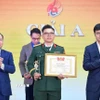 Đồng chí Bùi Quang Huy, Ủy viên dự khuyết Ban Chấp hành Trung ương Đảng, Bí thư thứ nhất Ban Chấp hành Trung ương Đoàn, Trưởng Ban Chỉ đạo 35 Trung ương Đoàn trao giải A cho tác giả. (Ảnh: Minh Đức/TTXVN)