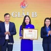 Đồng chí Nguyễn Phạm Duy Trang, Bí thư Ban Chấp hành Trung ương Đoàn, Chủ tịch Hội đồng Đội Trung ương, Phó Trưởng Ban Chỉ đạo 35 Trung ương Đoàn trao giải B cho tác giả. (Ảnh: Minh Đức/TTXVN)